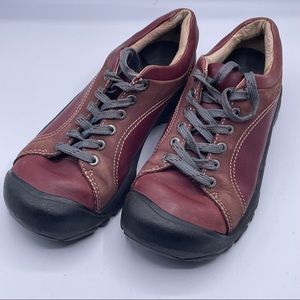 Keen Briggs Hiking Sneaker womens size 8 maroon red leather Comfort Nonslip